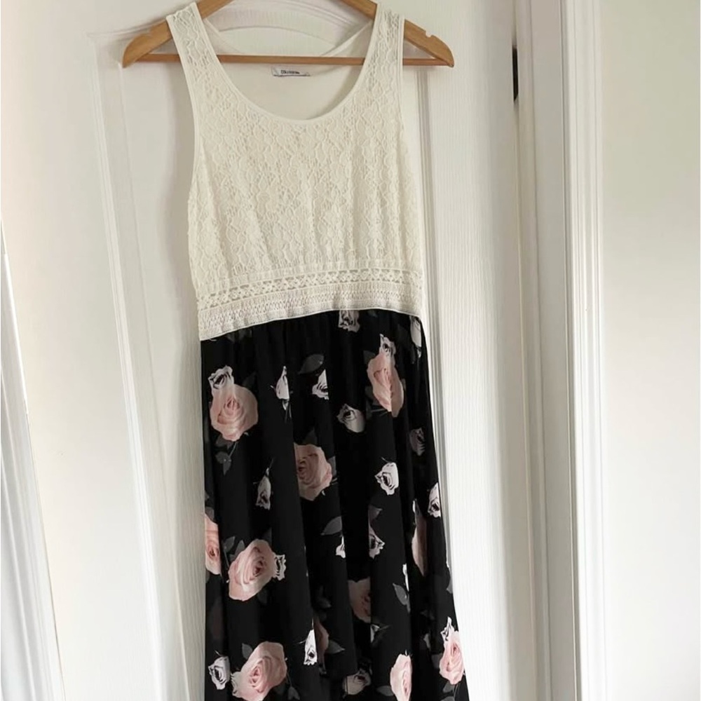 Floral Woman’s Dress - White and Black with Pink Roses Size Small